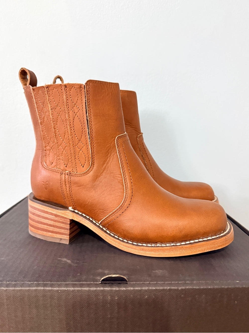 NWT Genuine Frye Campus Chelsea Boots in Saddle Brown Women’s 7